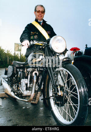 John Fawcett est représenté avec ses 1937 Velocette dont il détenait depuis 22 ans. John, qui vit à Marton, était l'un des nombreux propriétaires de voitures et de vélos et qui ont pris leurs machines magnifique le long de la récente célébration victorienne à Limoges. 9 août 1992. Banque D'Images