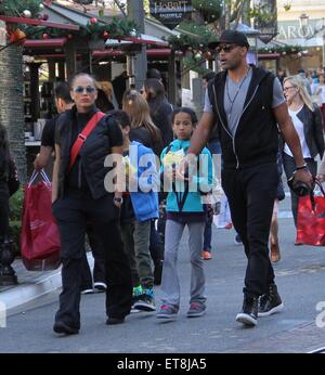 Boris Kodjoe shopping avec sa femme et ses enfants au bosquet à Hollywood avec : Boris Kodjoe, Nicole Ari Parker, Nikki Kodjoe, Sophie Tei Naaki Lee Kodjoe Où : Los Angeles, California, United States Quand : 26 Déc 2014 Crédit : WENN.com Banque D'Images