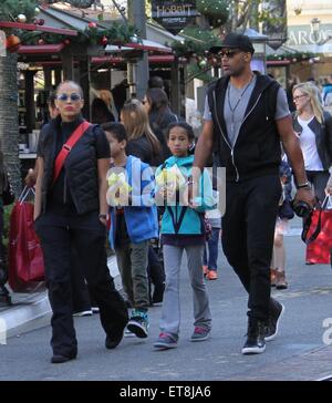 Boris Kodjoe shopping avec sa femme et ses enfants au bosquet à Hollywood avec : Boris Kodjoe, Nicole Ari Parker, Nikki Kodjoe, Sophie Tei Naaki Lee Kodjoe, Nicolas Neruda Kodjoe Où : Los Angeles, California, United States Quand : 26 Déc 2014 Crédit : WENN.com Banque D'Images