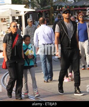 Boris Kodjoe shopping avec sa femme et ses enfants au bosquet à Hollywood avec : Boris Kodjoe, Nicole Ari Parker, Nikki Kodjoe, Sophie Tei Naaki Lee Kodjoe Où : Los Angeles, California, United States Quand : 26 Déc 2014 Crédit : WENN.com Banque D'Images