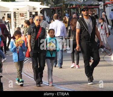 Boris Kodjoe shopping avec sa femme et ses enfants au bosquet à Hollywood avec : Boris Kodjoe, Nicole Ari Parker, Nikki Kodjoe, Sophie Tei Naaki Lee Kodjoe, Nicolas Neruda Kodjoe Où : Los Angeles, California, United States Quand : 26 Déc 2014 Crédit : WENN.com Banque D'Images