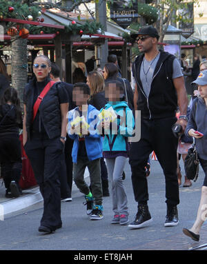 Boris Kodjoe shopping avec sa femme et ses enfants au bosquet à Hollywood avec : Boris Kodjoe, Nicole Ari Parker, Nikki Kodjoe, Sophie Tei Naaki Lee Kodjoe, Nicolas Neruda Kodjoe Où : Los Angeles, California, United States Quand : 26 Déc 2014 Crédit : WENN.com Banque D'Images