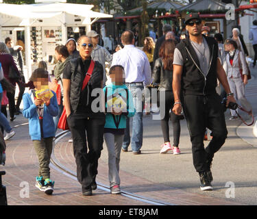 Boris Kodjoe shopping avec sa femme et ses enfants au bosquet à Hollywood avec : Boris Kodjoe, Nicole Ari Parker, Nikki Kodjoe, Sophie Tei Naaki Lee Kodjoe, Nicolas Neruda Kodjoe Où : Los Angeles, California, United States Quand : 26 Déc 2014 Crédit : WENN.com Banque D'Images