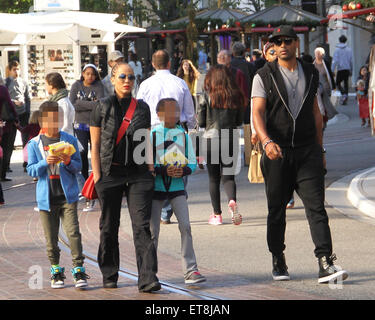 Boris Kodjoe shopping avec sa femme et ses enfants au bosquet à Hollywood avec : Boris Kodjoe, Nicole Ari Parker, Nikki Kodjoe, Sophie Tei Naaki Lee Kodjoe, Nicolas Neruda Kodjoe Où : Los Angeles, California, United States Quand : 26 Déc 2014 Crédit : WENN.com Banque D'Images