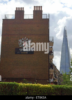 Bloc d'appartements appartenant à la Corporation de Londres dans le centre de Londres avec Shard en arrière-plan Banque D'Images