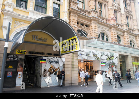 Boutiques et magasins à Sydney du principal quartier commerçant de la zone de détail, Pitt Street, au coeur du centre ville,Sydney, Australie Banque D'Images