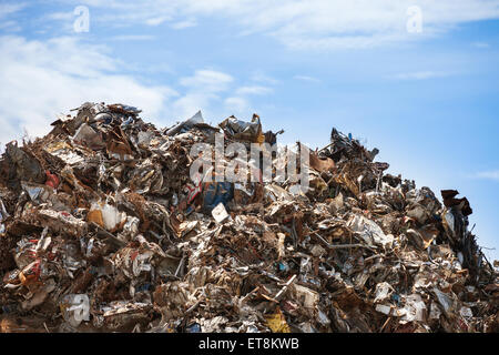Prêt pour le recyclage de la ferraille plus de ciel bleu. Banque D'Images