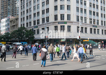 Les piétons qui traversent la rue George en diagonale dans le centre-ville de Sydney, Nouvelle Galles du Sud, Australie. Banque D'Images