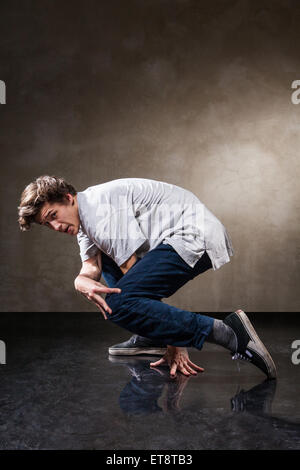 Plus de danseur hip hop urbain grunge mur de béton Banque D'Images