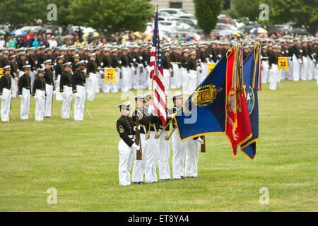US Naval Academy Color Guard présente la couleur de couleurs à la parade à Worden Domaine le 21 mai 2015 à Baltimore, Maryland. Banque D'Images