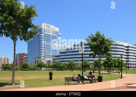 Manger le déjeuner sur un banc de la ville Point Park dans le centre-ville de Norfolk, Virginie. Banque D'Images