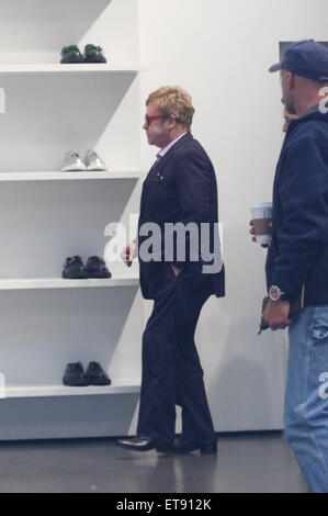 Sir Elton John repéré shoe à Saint Laurent sur Rodeo Drive avec son mari David Furnish avec Sir Elton John : où : Los Angeles, California, United States Quand : 02 Jan 2015 : Crédit Sharppix/WENN.com Banque D'Images