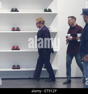 Sir Elton John repéré shoe à Saint Laurent sur Rodeo Drive avec son mari David Furnish comprend : Sir Elton John, David Furnish Où : Los Angeles, California, United States Quand : 02 Jan 2015 : Crédit Sharppix/WENN.com Banque D'Images