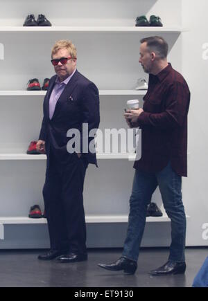 Sir Elton John repéré shoe à Saint Laurent sur Rodeo Drive avec son mari David Furnish comprend : Sir Elton John, David Furnish Où : Los Angeles, California, United States Quand : 02 Jan 2015 : Crédit Sharppix/WENN.com Banque D'Images