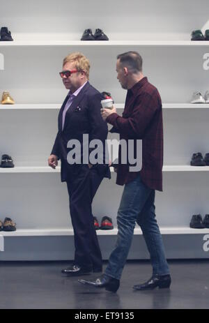 Sir Elton John repéré shoe à Saint Laurent sur Rodeo Drive avec son mari David Furnish comprend : Sir Elton John, David Furnish Où : Los Angeles, California, United States Quand : 02 Jan 2015 : Crédit Sharppix/WENN.com Banque D'Images