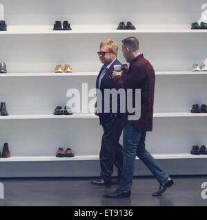 Sir Elton John repéré shoe à Saint Laurent sur Rodeo Drive avec son mari David Furnish comprend : Sir Elton John, David Furnish Où : Los Angeles, California, United States Quand : 02 Jan 2015 : Crédit Sharppix/WENN.com Banque D'Images