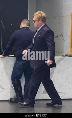 Sir Elton John repéré shoe à Saint Laurent sur Rodeo Drive avec son mari David Furnish avec Sir Elton John : où : Los Angeles, California, United States Quand : 02 Jan 2015 : Crédit Sharppix/WENN.com Banque D'Images