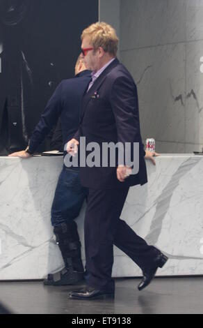 Sir Elton John repéré shoe à Saint Laurent sur Rodeo Drive avec son mari David Furnish avec Sir Elton John : où : Los Angeles, California, United States Quand : 02 Jan 2015 : Crédit Sharppix/WENN.com Banque D'Images