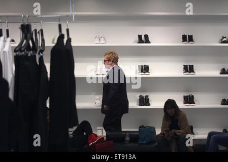 Sir Elton John repéré shoe à Saint Laurent sur Rodeo Drive avec son mari David Furnish avec Sir Elton John : où : Los Angeles, California, United States Quand : 02 Jan 2015 : Crédit Sharppix/WENN.com Banque D'Images