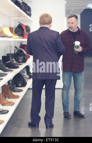 Sir Elton John repéré shoe à Saint Laurent sur Rodeo Drive avec son mari David Furnish comprend : Sir Elton John, David Furnish Où : Los Angeles, California, United States Quand : 02 Jan 2015 : Crédit Sharppix/WENN.com Banque D'Images