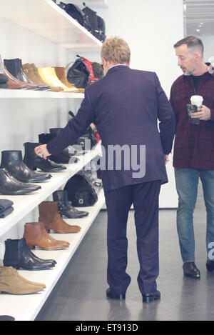 Sir Elton John repéré shoe à Saint Laurent sur Rodeo Drive avec son mari David Furnish comprend : Sir Elton John, David Furnish Où : Los Angeles, California, United States Quand : 02 Jan 2015 : Crédit Sharppix/WENN.com Banque D'Images