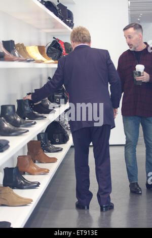 Sir Elton John repéré shoe à Saint Laurent sur Rodeo Drive avec son mari David Furnish comprend : Sir Elton John, David Furnish Où : Los Angeles, California, United States Quand : 02 Jan 2015 : Crédit Sharppix/WENN.com Banque D'Images