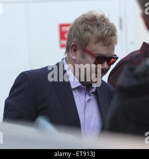 Sir Elton John repéré shoe à Saint Laurent sur Rodeo Drive avec son mari David Furnish avec Sir Elton John : où : Los Angeles, California, United States Quand : 02 Jan 2015 : Crédit Sharppix/WENN.com Banque D'Images