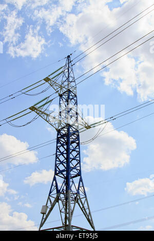 Pylône de l'électricité contre blue cloudy sky Banque D'Images