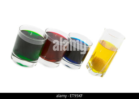 Avec quatre verres de cocktails multicolores isolated over white b Banque D'Images