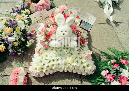 Hall Garth Comprehensive School, Middlesbrough, mardi 29 mars 1994. Le 28 mars 1994, un homme masqué, portant un fusil de chasse et de couteaux, ont fait irruption dans une salle de classe, l'enseignant a ordonné, alignés sur tous les garçons contre un mur et puis s'est jeté sur trois filles avec un couteau. Nikki Conroy, 12 ans, a été tué et deux de ses camarades, Emma l'hiver et Michelle Reeve, 13 laïcs, saignant abondamment de blessures. En décembre 1995, killer Stephen Wilkinson, a été reconnu coupable d'homicide involontaire coupable avec responsabilité atténuée, et enfermés indéfiniment dans un hôpital. Sur la photo. Banque D'Images