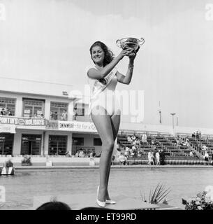 Carole Fletcher, 19 de Southport, couronnée Miss Grande-bretagne, à Morecambe, 31 août 1966. Banque D'Images