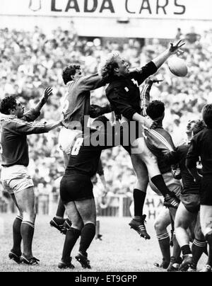 Welsh Rugby Union Final - 28 - 13 Llanelli Neath. Neath Lock Andrew Kembery obtient un certain avantage à gagner en ligne ball le samedi. 7e mai 1988. Banque D'Images