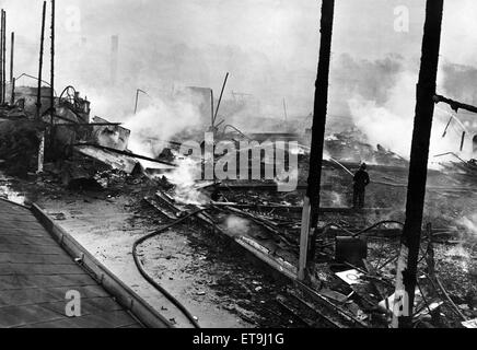 Scène de destruction à Belle Vue, Manchester après la pause d'un incendie dans le parc en octobre 1964, dans l'angle nord-ouest près de la speedway stadium dans le Cumberland et Windermere Suites. Le feu requis qu'un jeu de bingo dans la proximité de l'hôtel de Kings être abandonnées et 3 000 personnes ont été évacuées. Quatre camions de pompiers ont répondu à l'incendie et un total de 75 pompiers. Deux pompiers ont été blessés dans l'incendie. Banque D'Images