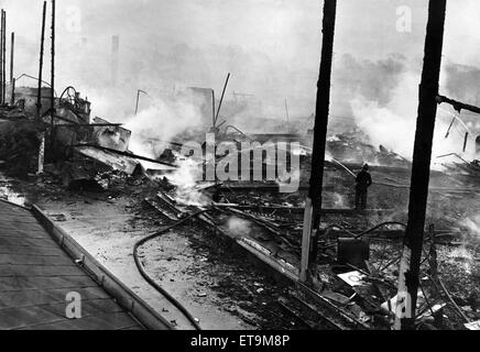 Scène de destruction à Belle Vue, Manchester après la pause d'un incendie dans le parc en octobre 1964, dans l'angle nord-ouest près de la speedway stadium dans le Cumberland et Windermere Suites. Le feu requis qu'un jeu de bingo dans la proximité de l'hôtel de Kings être abandonnées et 3 000 personnes ont été évacuées. Quatre camions de pompiers ont répondu à l'incendie et un total de 75 pompiers. Deux pompiers ont été blessés dans l'incendie. Banque D'Images