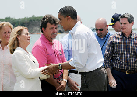 Le président des États-Unis, Barack Obama, merci LaFourche parois Président Charlotte Randolph au cours d'une visite à voir de première main le déversement de pétrole de la plateforme Deepwater Horizon de BP et de remercier les bénévoles et les employés de leurs efforts et de nettoyage contenant la catastrophe le 28 mai 2010 à Grand Isle, en Louisiane. Banque D'Images