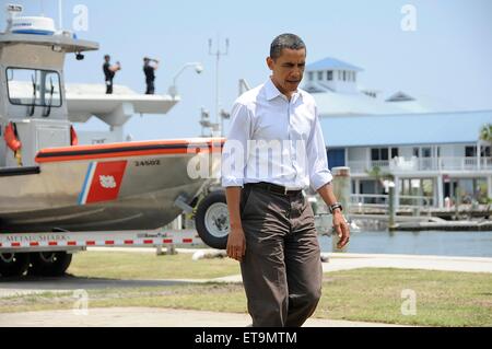 Le président des États-Unis, Barack Obama, lors d'une visite à voir de première main le déversement de pétrole de la plateforme Deepwater Horizon de BP et de remercier les bénévoles et les employés de leurs efforts et de nettoyage contenant la catastrophe le 28 mai 2010 à Grand Isle, en Louisiane. Banque D'Images