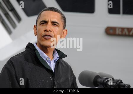 Le président des États-Unis, Barack Obama aborde les médias lors d'une visite à voir de première main le déversement de pétrole de la plateforme Deepwater Horizon de BP et de remercier les bénévoles et les employés de leurs efforts et de nettoyage contenant la catastrophe Le 2 mai 2010 à Venise, en Louisiane. Banque D'Images