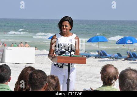 Première dame des États-Unis Michelle Obama porte sur les membres de la communauté pendant une visite à mettre en évidence les destinations de vacances sur la côte du golfe du Mexique, qui sont toujours propre, sûr et ouvert aux affaires malgré les efforts de secours en faveur de la marée noire Deepwater Horizon, le 12 juillet 2010 à Panama City Beach, en Floride. Banque D'Images