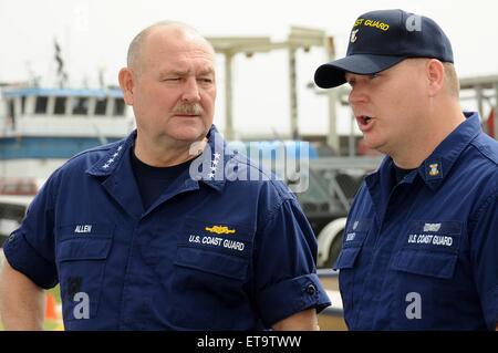 Commandant de la Garde côtière des États-Unis Adm. Thad Allen est informé par Master Chief Petty Officer Charles Bushey sur les efforts en cours pour continuer le Deepwater Horizon de BP Oil spill disaster 2 mai 2010 à Venise, en Louisiane. Banque D'Images