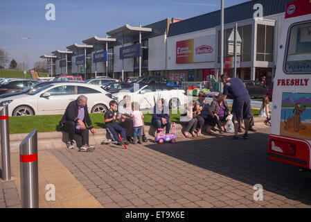 Un grand à l'extérieur de la ville au parc de détail populaires Stafford, Staffordshire, avec une variété d'unités et beaucoup de places de parking Banque D'Images