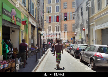 Marseille, France, les piétons et boutiques dans le quartier de Noailles Banque D'Images