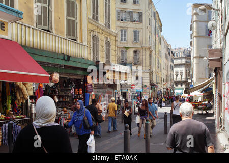 Marseille, France, les piétons et boutiques dans le quartier de Noailles Banque D'Images