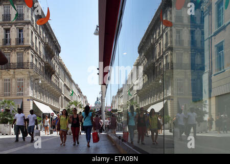 Marseille, France, des piétons et des commerces dans une rue commerçante Banque D'Images