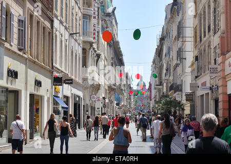 Marseille, France, des piétons et des commerces dans une rue commerçante Banque D'Images