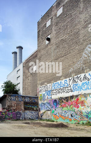 Berlin, Allemagne, peint avec graffiti mur coupe-feu Banque D'Images