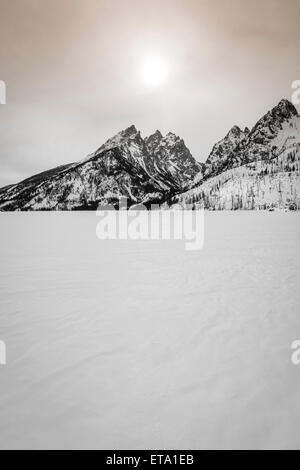 La Cathédrale Groupe au-dessus du lac Jenny congelé, Parc National de Grand Teton, Wyoming USA Banque D'Images