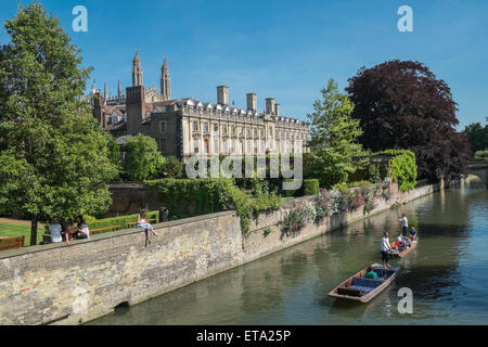 Excursion en barque sur la rivière Cam, Cambridge, Angleterre. Clare College Building et jardins en arrière-plan Banque D'Images