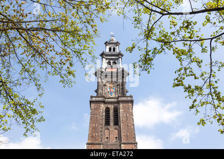 Tour de westerkerk dans capitale néerlandaise d'amsterdam sur une journée ensoleillée au printemps Banque D'Images