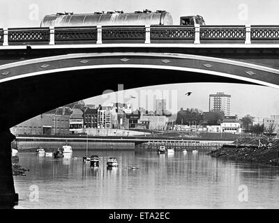 Stockton encadrée dans les arches du pont Victoria, comté de Durham. 9 avril 1978. Banque D'Images