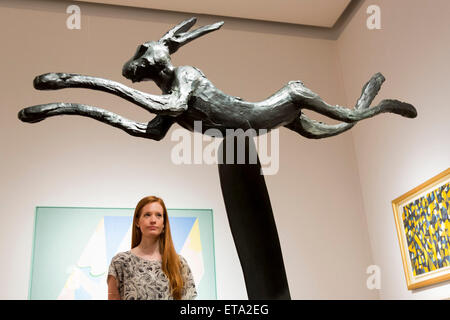 Un employé de Christie's regarde la sculpture 'Leaping Hare sur Curly Bell' par Barry Flanagan. Aperçu des points saillants de la Christie's Modern British and Irish Art Evening Sale le 25 juin 2015 à Londres. Banque D'Images